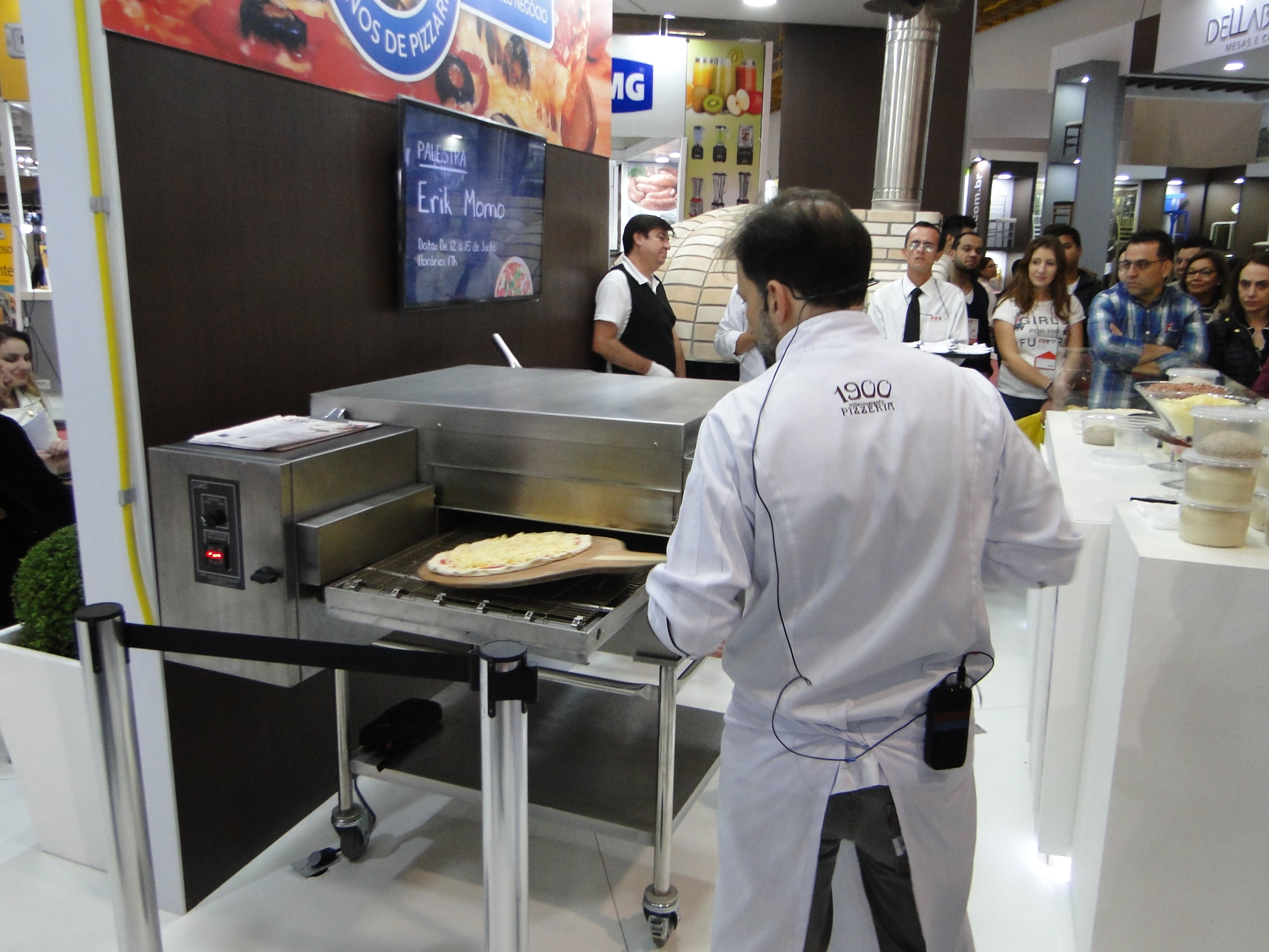 Pizzaria 1900 demonstrando forno de esteira na Fispal 2018.
