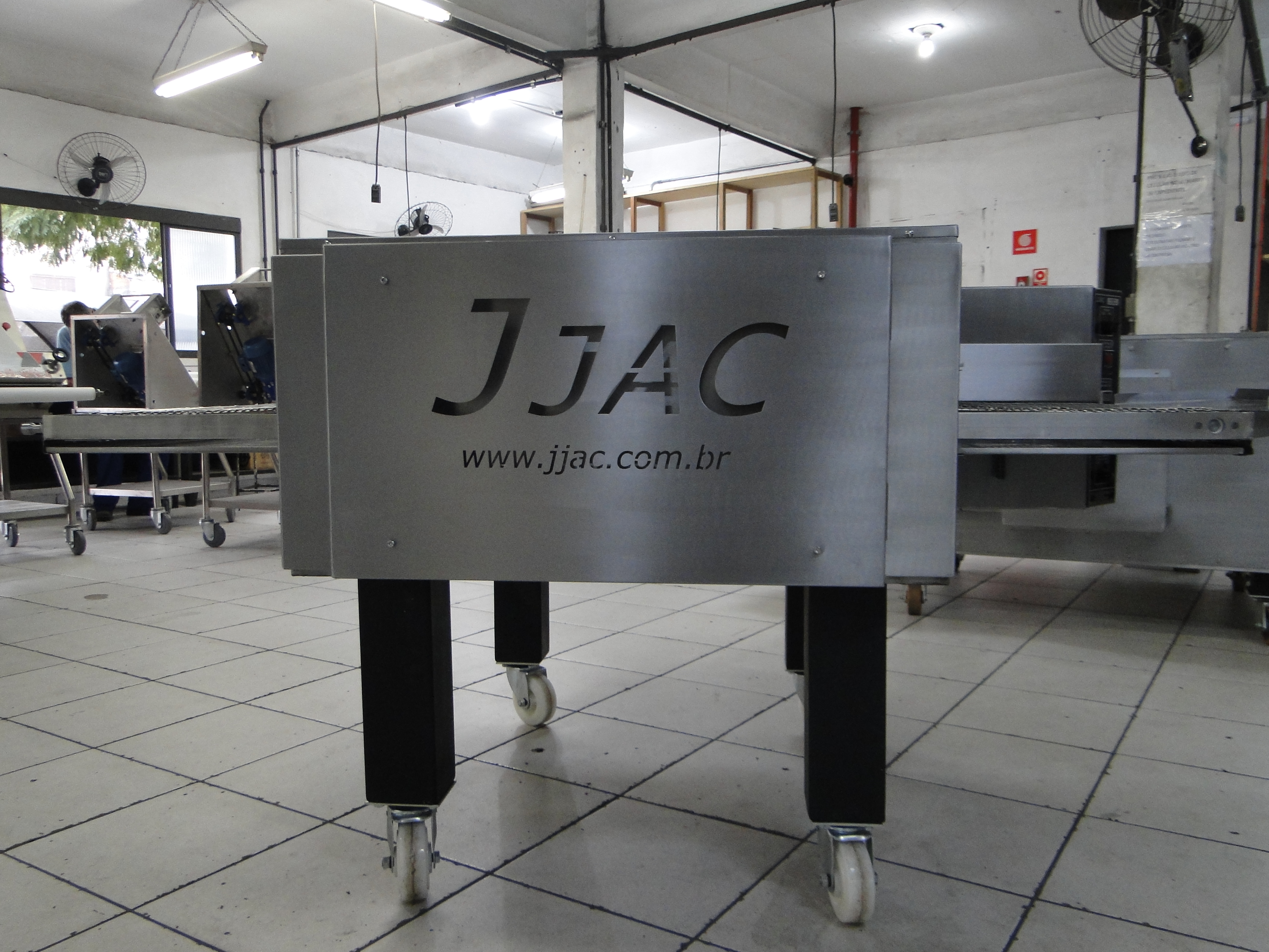 Forno de esteira JJ5094 sendo preparado para exposição na Fispal 2018
